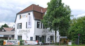 エルクラートにあるFettehenne Gästehausの白い大きな建物の写真
