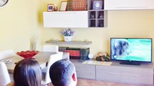 TV a/nebo společenská místnost v ubytování Al verde limone