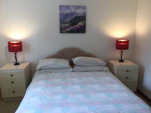 インバネスにあるTwo-Bedroom Apartment - Golf View Free Parkingのベッドルーム1室(ナイトスタンド2つ、ランプ2つ付)