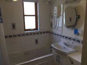 インバネスにあるTwo-Bedroom Apartment - Golf View Free Parkingの浴槽、洗面台、鏡のあるバスルーム +13枚の写真