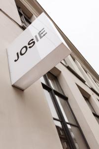 un panneau josie sur le côté d'un bâtiment dans l'établissement Josie, à Gand