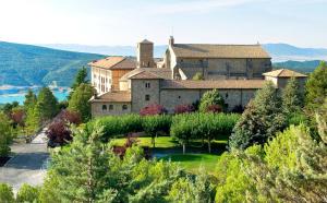 Vue sur la piscine de l'établissement Apartamento PILARE, a las puertas del Pirineo Navarro ou sur une piscine à proximité