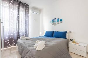 una camera da letto con un grande letto con asciugamani di B&B Italia a Milis