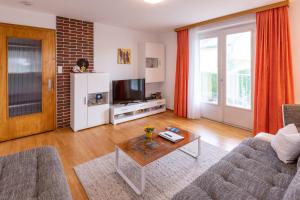 TV a/nebo společenská místnost v ubytování Ferienwohnung Metzler - Blick auf die Berge