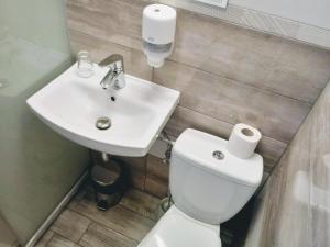 Koupelna v ubytování Hotel Miłosz Restauracja, Basen dla dzieci, Sala Zabaw, Siłownia