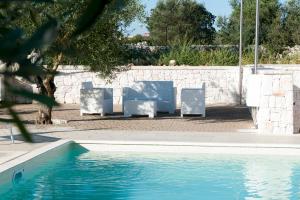 Bazén v ubytování Trullo suite 59 nebo v jeho okolí