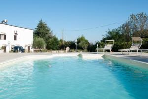 Bazén v ubytování Trullo suite 59 nebo v jeho okolí