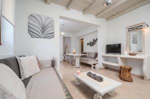 sala de estar con sofá y mesa en Naxos Villa Bella Vista en Glinado Naxos