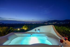 uma banheira com 2 copos de vinho em Naxos Villa Bella Vista em Glinado Naxos