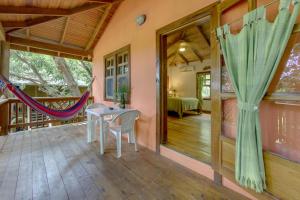 Rõdu või terrass majutusasutuses Posada Arco Iris, West End