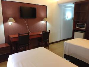 Μια τηλεόραση ή/και κέντρο ψυχαγωγίας στο Evandro Apart Hotel