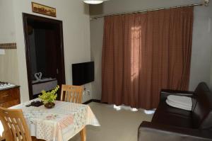 فيلا نارمادا في غراند بايَ: غرفة معيشة مع طاولة وأريكة