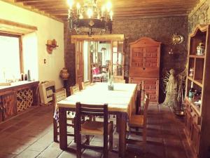 a dining room with a table and some chairs at Casa del siglo XVII in Jocotitlán