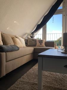 een woonkamer met een bank en een tafel bij „Little Hamptons“ in Grömitz
