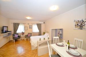 ein Wohnzimmer mit einem Bett und einem Esszimmer in der Unterkunft Apartment Filip in Kotor