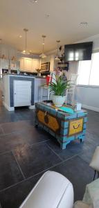 una cocina con una mesa con una maceta. en Paradise In New Smyrna Beach Florida, en New Smyrna Beach