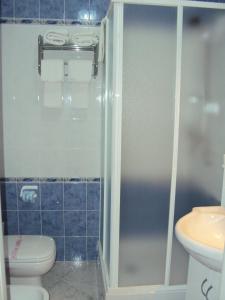 ein Bad mit einer Dusche, einem WC und einem Waschbecken in der Unterkunft B&B Brezza Marina & Ristorante Shoreline in Pozzallo