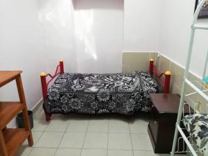 1 dormitorio con 1 cama con manta blanca y negra en Habitaciones amuebladas. Poliforum/Centro en León