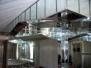 un ascenseur en verre dans une chambre avec un escalier dans l'établissement Executive Inn Coopersburg, à Coopersburg
