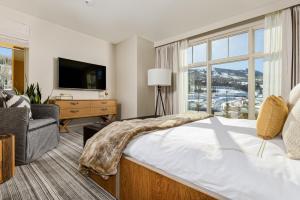 Una cama o camas en una habitación de Viceroy Snowmass