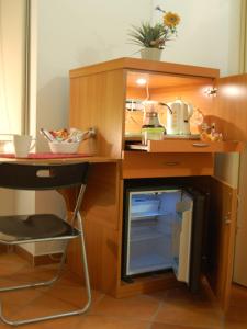 una piccola cucina con scrivania e piccolo frigorifero di MiCasaTuCasa a Napoli