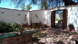 una vista exterior de una casa con una puerta abierta en Las Tinajas de San Carlos en San Carlos