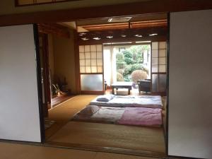 OkiHostel Amaou的镜子中带两张床的房间的反射