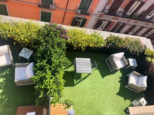 an overhead view of a patio with chairs and plants at Dimora Augusteo in Naples