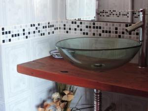 un lavabo en un mostrador de madera en el baño en El Mirador, Apartamento, en Punta del Diablo