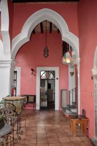 Pokój z czerwoną ścianą ze stołem i krzesłami w obiekcie Hotel Ana Catalina and Suites w mieście San Miguel de Allende