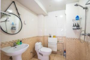 鄭州市にあるZhengzhou Jinshui·Provincial Government· Locals Apartment 00161830のバスルーム(トイレ、洗面台、鏡付) +33枚の写真