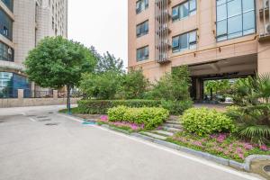 鄭州市にあるZhengzhou Jinshui·Provincial Government· Locals Apartment 00161830の建物前の茂みと花の建物