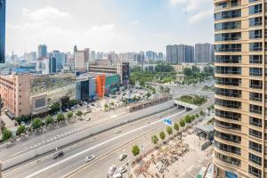 Afbeelding uit fotogalerij van Zhengzhou Jinshui·Manhattan Commercial Plaza· Locals Apartment 00163340 in Zhengzhou