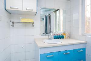 a bathroom with a sink and a mirror at Zhengzhou Zhongyuan·Zhongyuan Wanda· Locals Apartment 00122680 in Zhengzhou