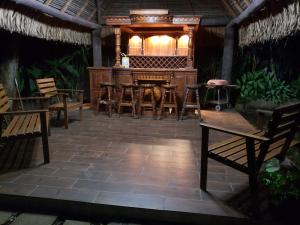 un patio con un bar con sillas y una mesa en The Balboa Inn en Panamá