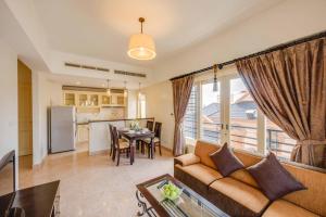 een woonkamer met een bank en een tafel bij City View Apartment in Phnom Penh