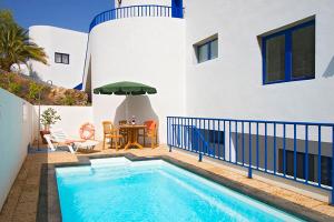 Bazén v ubytování Apartamentos Club Pocillos nebo v jeho okolí