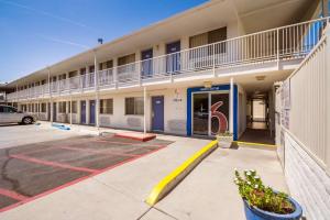 an empty parking lot in front of a building at Motel 6-Youngtown, AZ - Phoenix - Sun City in Youngtown