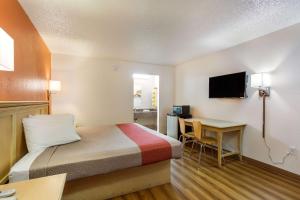 Tempat tidur dalam kamar di Motel 6-Macclenny, FL