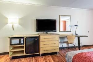 um quarto de hotel com uma cama, uma televisão e uma secretária em Motel 6-Gatlinburg, TN - Smoky Mountains em Gatlinburg