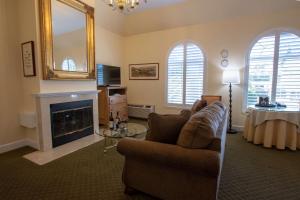 a living room with a couch and a fireplace at Elm House Inn in Napa