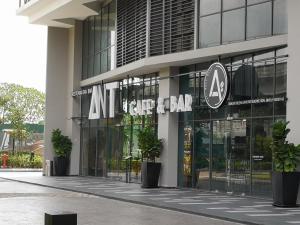 un edificio de oficinas con un cartel en la parte delantera en Luxury Resort Suite Kuala Lumpur@5mins to Mid Valley, Sunway, en Kuala Lumpur