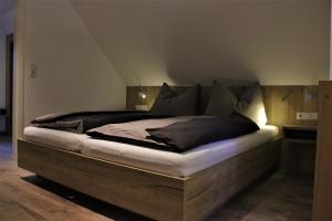 1 dormitorio con 1 cama grande en una habitación en Cormanns Hüttchen, en Schmallenberg