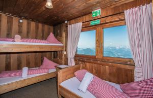 Posteľ alebo postele v izbe v ubytovaní Hocheckhuette On Top of the Kitzbuehel Hahnenkamm Mountain + 37 fotografií