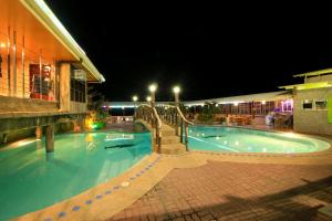 GingGing Hotel And Resort内部或周边的泳池