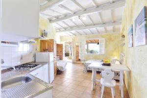 A kitchen or kitchenette at Rosa dei Venti