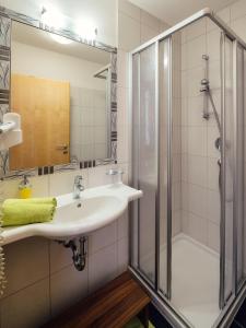 ein Bad mit einem Waschbecken und einer Dusche in der Unterkunft Apart Sunshine in Ladis