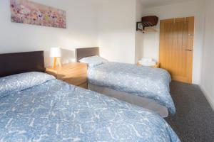 una camera d'albergo con due letti in una stanza di Riverside Cottage a Carrickfergus