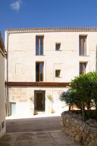 a large stone building with a courtyard in front of it at Angels Boutique - Turismo de interior in Selva