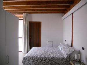 una camera con letto e finestra di Casa Vacanze Disfida di BARLETTA suite a Barletta
